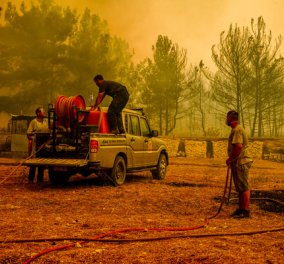 Φωτιά στα Βατερά Λέσβου: Φωτό και βίντεο από την πυρκαγιά - Έχουν καεί σπίτια - απεγκλωβισμοί από το Λιμενικό 