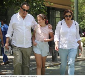 Ο συγγραφέας Χρήστος Χωμενίδης βόλτα στο κέντρο της Αθήνας με την κόρη του Νίκη και την Γωγώ Μπρέμπου (φωτό) - Κυρίως Φωτογραφία - Gallery - Video