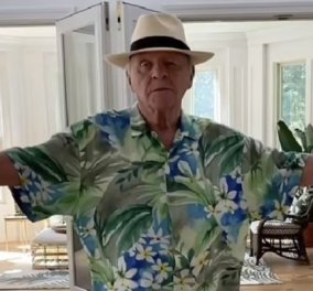 Ο 84χρονος Anthony Hopkins σε μεγάλα κέφια - χορεύει λάτιν και κοιτάει τον χρόνο κατάματα (βίντεο)