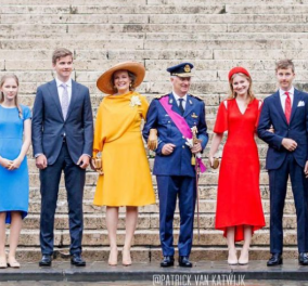 Υπέρκομψη η βασίλισσα του Βελγίου Ματθίλδη: Στα κροκί & στα κόκκινα για την εθνική επέτειο - Στα κόκκινα & η πριγκίπισσα Ελισάβετ 