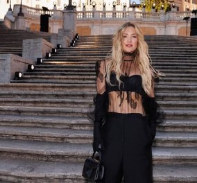 Η Kate Hudson στα σκαλιά της Piazza di Spagna: Ένας «μαύρος κύκνος» με ονειρεμένο μίνι μπαλέτου (φωτό) - Κυρίως Φωτογραφία - Gallery - Video