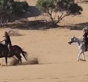 Γαμήλια φωτογράφιση όπως δεν έχετε ξαναδεί: Το νιόπαντρο ζευγάρι καλπάζει πάνω σε άλογα στην έρημο της… Λήμνου (φωτό)
