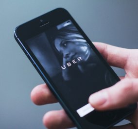 Σάλος με τα Uber Files στη Γαλλία: Οι μυστικές συναντήσεις του Μακρόν & οι υποδείξεις στην εταιρεία των ταξί για να εδραιωθούν