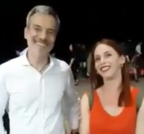 Νεαρή κυρία ζητάει από τον Δήμαρχο Θεσσαλονίκης μια σέλφι μαζί του & μετά τον βρίζει! Θαυμάστε την ψυχραιμία του (βίντεο) - Κυρίως Φωτογραφία - Gallery - Video