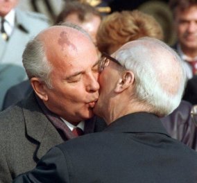 Το φιλί που έμεινε στην ιστορία: 1986 και ο Μιχαήλ Γκορμπατσόφ φιλάει στο στόμα και αγκαλιάζει θερμά τον Έρικ Χόνεκερ (βίντεο)