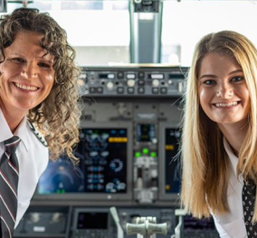 Παγκόσμια πρωτιά! Μαμά και κόρη είναι πιλότοι στο ίδιο αεροπλάνο – Γνωρίστε την Holly Petitt και την Keely (βίντεο) - Κυρίως Φωτογραφία - Gallery - Video