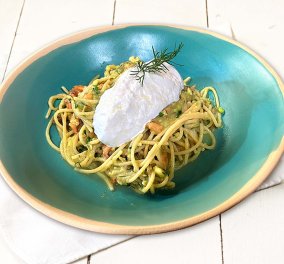 Αργυρώ Μπαρμπαρίγου:  Spaghetti με σολομό και σάλτσα αβοκάντο - πανεύκολη και χορταστική.