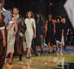 Bottega Veneta: Η αριστοκράτισσα της Ιταλίας εντυπωσίασε με σικάτα ρούχα στο catwalk του Μιλάνου - η έκπληξη ήρθε στο τέλος (φωτό & βίντεο) - Κυρίως Φωτογραφία - Gallery - Video