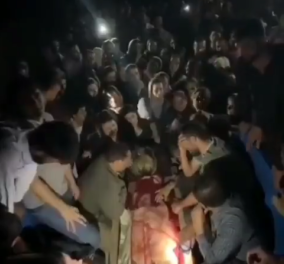 Συγκλονιστικό βίντεο: Θρήνος πάνω από τη σορό 16χρονης που σκοτώθηκε στις διαδηλώσεις στο Ιράν – Πλήθος γυναικών στους δρόμους   - Κυρίως Φωτογραφία - Gallery - Video