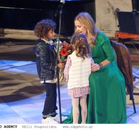 Σταύρος Ξαρχάκος - Ηρώ Σαΐα: Οι αγκαλιές στη σκηνή με τα 6χρονα δίδυμα παιδιά τους - η πιο γλυκιά στιγμή! (φωτό) - Κυρίως Φωτογραφία - Gallery - Video