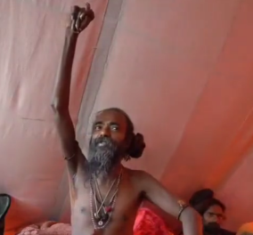 Ινδός ''τρελάρας'' κρατάει το χέρι του ψηλά, πάνω από 10 χρόνια: Ο λόγος που δεν το κατέβασε ποτέ - έμεινε πετσί και κόκκαλο