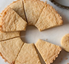 Ο Στέλιος Παρλιάρος μας φτιάχνει τα χαρακτηριστικά μπισκότα της Σκωτίας: shortbread - Κυρίως Φωτογραφία - Gallery - Video