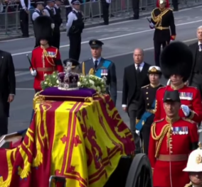Δείτε LIVE: Την πομπή του φέρετρου της βασίλισσας Ελισάβετ Β' ακολουθεί η βασιλική οικογένεια - Κάρολος, Γουίλιαμ, Χάρι - Κυρίως Φωτογραφία - Gallery - Video