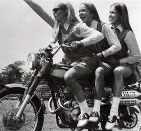 Vintage pics: Γυναίκες με μίνι φούστες σε μοτοσικλέτες - Τολμηρές μηχανόβιες, καβαλάνε & τρέχουν - Κυρίως Φωτογραφία - Gallery - Video