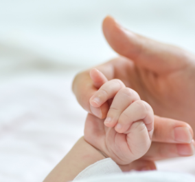 Νεαρή καθαρίστρια στο ΚΑΤ γέννησε στις τουαλέτες του νοσοκομείου-είχαν προηγηθεί πέντε γέννες-το παιδάκι ήθελε να ζήσει 