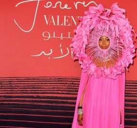 Φτερά & πούπουλα: Η Naomi Campbell στο Κατάρ με φούξια τουαλέτα και πελώριο headpiece - Ποιες άλλες διάσημες ήταν εκεί (φωτό) - Κυρίως Φωτογραφία - Gallery - Video