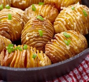 Δημήτρης Σκαρμούτσος: Ψητές πατάτες με βούτηρο και σχοινόπρασο για μικρούς και μεγάλους