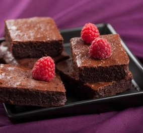 Δημήτρης Σκαρμούτσος: Εύκολο σοκολατένιο βραστό κέικ για τα χαλαρά απογεύματα - Κυρίως Φωτογραφία - Gallery - Video