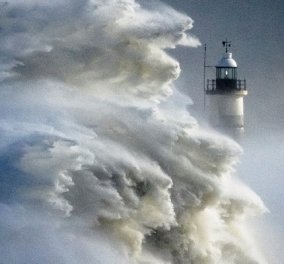 Weather Photographer of the Year ο Christofer Ison - το συγκλονιστικό κλικ με τα κύματα που σκάνε πάνω στον φάρο  - Κυρίως Φωτογραφία - Gallery - Video