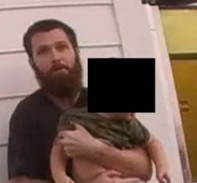 Βίντεο με τις δραματικές σκηνές πατέρα που κρατά το μωρό του ως ασπίδα ενώ τον χτυπούν οι αστυνομικοί με taser - Κυρίως Φωτογραφία - Gallery - Video