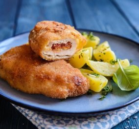 Δημήτρης Σκαρμούτσος: Σνίτσελ κοτόπουλο γεμιστό με λιαστή ντομάτα και ροκφόρ για δύο 