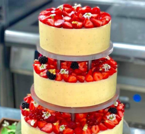 Λιλή Ζωγράφου - η υπέροχη Ελληνίδα ζαχαροπλάστης που διαπρέπει στο Παρίσι: Δημιούργησε τη γαμήλια τούρτα των ονείρων σας - λόφος από φράουλες - Κυρίως Φωτογραφία - Gallery - Video