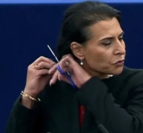 Μαχσά Αμινί: Σουηδή ευρωβουλευτής έκοψε τα μαλλιά της στη διάρκεια ομιλίας στο Στρασβούργο - Σε ένδειξη  συμπαράστασης στις γυναίκες του Ιράν - Κυρίως Φωτογραφία - Gallery - Video