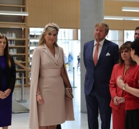 Μας ξετρέλανε η βασίλισσα Μάξιμα: Powder pink cape dress & ανάλογο headpiece - Στα κόκκινα η Προεδρίνα μας (φωτό & βίντεο) - Κυρίως Φωτογραφία - Gallery - Video