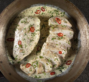Ο Άκης Πετρετζίκης μας φτιάχνει κοτόπουλο αλά κρεμ με 4 υλικά - Ένα γρήγορο & εύκολο πιάτο!  - Κυρίως Φωτογραφία - Gallery - Video