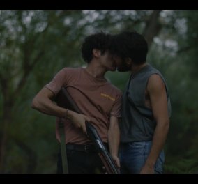 «Maestro»: To γκέι φιλί που ξύπνησε μνήμες από το πρώτο σίριαλ του Χριστόφορου- οι ύμνοι στον ηθοποιό της χρονιάς Γιάννη Τσορτέκη  - Κυρίως Φωτογραφία - Gallery - Video