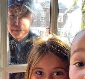 «Creepy» ο Joe Biden: Ο πρόεδρος των ΗΠΑ έβγαλε selfies με παιδιά και δίχασε - «είναι σαν ταινία τρόμου» (φωτό & βίντεο)
