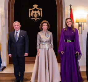 Βασίλισσα Ράνια: Η επιτομή της κομψότητας - Η ονειρική μωβ τουαλέτα & το tailored coat dress με γόβες snakeskin (φωτό) - Κυρίως Φωτογραφία - Gallery - Video
