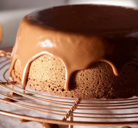 Στέλιος Παρλιάρος:  Υγρό κέικ σοκολάτας με γλάσο - Απλώς δοκιμάστε το, είναι σκέτος πειρασμός! - Κυρίως Φωτογραφία - Gallery - Video