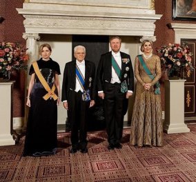 Η Βασίλισσα Μάξιμα με χρυσή τουαλέτα, τιάρα και μαργαριτάρια - Το επίσημο δείπνο με τον Ιταλό Πρόεδρο & την κόρη του (φωτό)