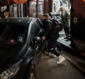 Νέα Σμύρνη: Οδηγός άφησε ΙΧ στις γραμμές του τραμ – Επιβάτες σήκωσαν στα χέρια το αυτοκίνητο για να περάσει ο συρμός (φωτό) - Κυρίως Φωτογραφία - Gallery - Video