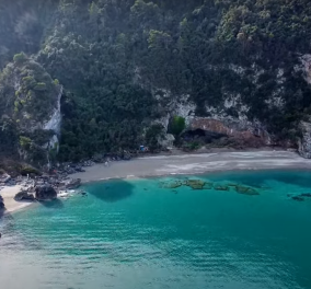 Ψηφίζουμε Χιλιαδού: Η παραλία της Εύβοιας διεκδικεί το βραβείο καλύτερης τοποθεσίας για κινηματογραφικό γύρισμα (βίντεο)