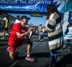 «Αλίκη παντρέψου με!»: Έτρεξε 42 χλμ. στον Μαραθώνιο - της έκανε πρόταση γάμου μόλις τερμάτισε (φωτό)