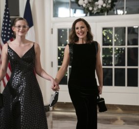Το Χόλιγουντ στο πάρτι του Λευκού Οίκου: Με υπέροχες τουαλέτες η Jennifer Garner & η κόρη της, η Chrissy Teigen, η Julia Louis-Dreyfus (φωτό & βίντεο)