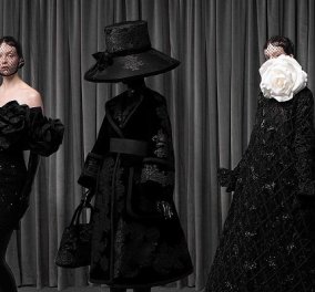 Οι 3 κορυφαίες στιγμές στη μόδα του 2022: Το σπρέι που έγινε φόρεμα επί σκηνής, τα μαυροντυμένα μοντέλα στη μνήμη της βασίλισσας Ελισάβετ (φωτό & βίντεο) - Κυρίως Φωτογραφία - Gallery - Video