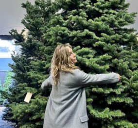 Τζένιφερ Άνιστον: Αγκαλιά με το χριστουγεννιάτικο δέντρο που διάλεξε – Το στολίδι που της κέντρισε το ενδιαφέρον (φωτό) - Κυρίως Φωτογραφία - Gallery - Video
