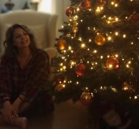  Άντζελα Γκερέκου: Το υπέροχο χριστουγεννιάτικο δέντρο που στόλισε στο σπίτι της - Χαμογελαστή με καρό πιτζάμες (φωτό) - Κυρίως Φωτογραφία - Gallery - Video