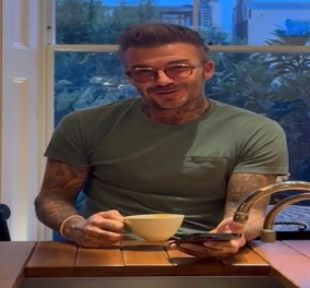 Δείτε το βίντεο: Ο Ντέιβιντ Μπέκαμ πίνει καφέ στην κουζίνα και σιγοτραγουδά «All I Want for Christmas is You» – Η Βικτώρια βιντεοσκοπεί