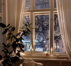 Βάλτε τις τελευταίες χριστουγεννιάτικες πινελιές στα παράθυρά σας: Mοναδικές ιδέες που θα τις ζηλέψουν όλοι! (Φωτό) - Κυρίως Φωτογραφία - Gallery - Video