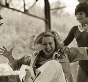 Γκρέις Κέλι: Με τον πρίγκιπα Ρενιέ και τις κόρες τους Καρολίνα & Στεφανί σε στιγμές ευτυχίας - Πηδούν στο τραμπολίνο, γελούν με την ψυχή τους (φωτό) 