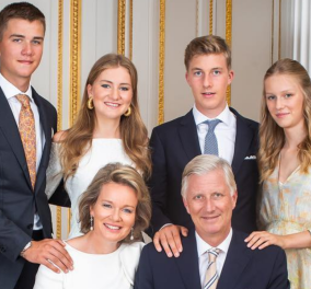 Βασίλισσα Ματθίλδη του Βελγίου: Η νέα Χριστουγεννιάτικη κάρτα της οικογένειας - Με κοστούμια τα αγόρια, υπέροχα φορέματα τα κορίτσια 
