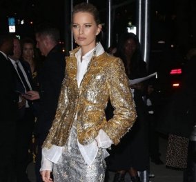 Καρολίνα Κούρκοβα: Η Τσέχα καλλονή φόρεσε το απόλυτο γιορτινό σύνολο & δίνει ιδέες - midi φούστα, πουκάμισο, χρυσό σακάκι (φωτό)