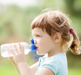 Τι να κάνετε εάν το παιδί σας δεν πίνει αρκετό νερό; Μην ξεχνάτε ότι μιμούνται τις συνήθειες και τις συμπεριφορές μας - Κυρίως Φωτογραφία - Gallery - Video