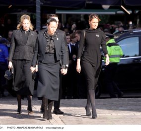 Κηδεία Κωνσταντίνου Β’: Οι κομψές νύφες του - Σικάτο ταγιέρ για τη Νίνα Φλορ, με midi φόρεμα η Τατιάνα Μπλάτνικ (φωτό & βίντεο) - Κυρίως Φωτογραφία - Gallery - Video