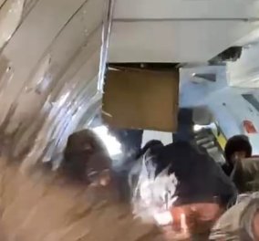 Βίντεο που κόβει την ανάσα: Άνοιξε η πόρτα του αεροπλάνου εν ώρα πτήσης – Επικράτησε πανικός, δείτε τις εικόνες - Κυρίως Φωτογραφία - Gallery - Video