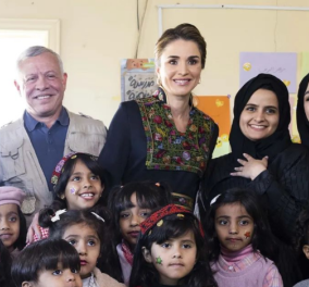 Βασίλισσα Ράνια της Ιορδανίας: Το παραδοσιακό φουστάνι, τα κοσμήματα & το εντυπωσιακό μακιγιάζ - Όπως πάντα κομψή   - Κυρίως Φωτογραφία - Gallery - Video